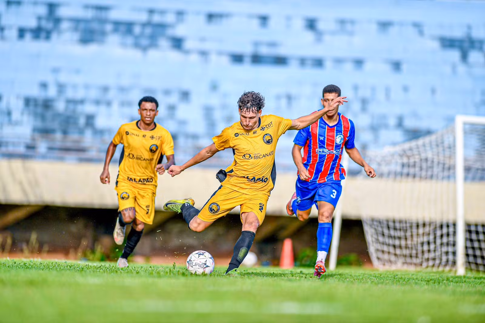 Capital FC abre concurso para torcedor desenhar a camisa de 2027