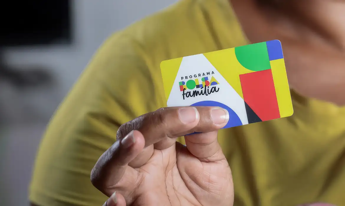 Bolsa Família sobe 15,04% e piso vai a R$ 691 em outubro