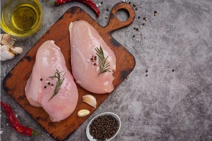 Frango fica mais caro que carne suína pela primeira vez desde 2004