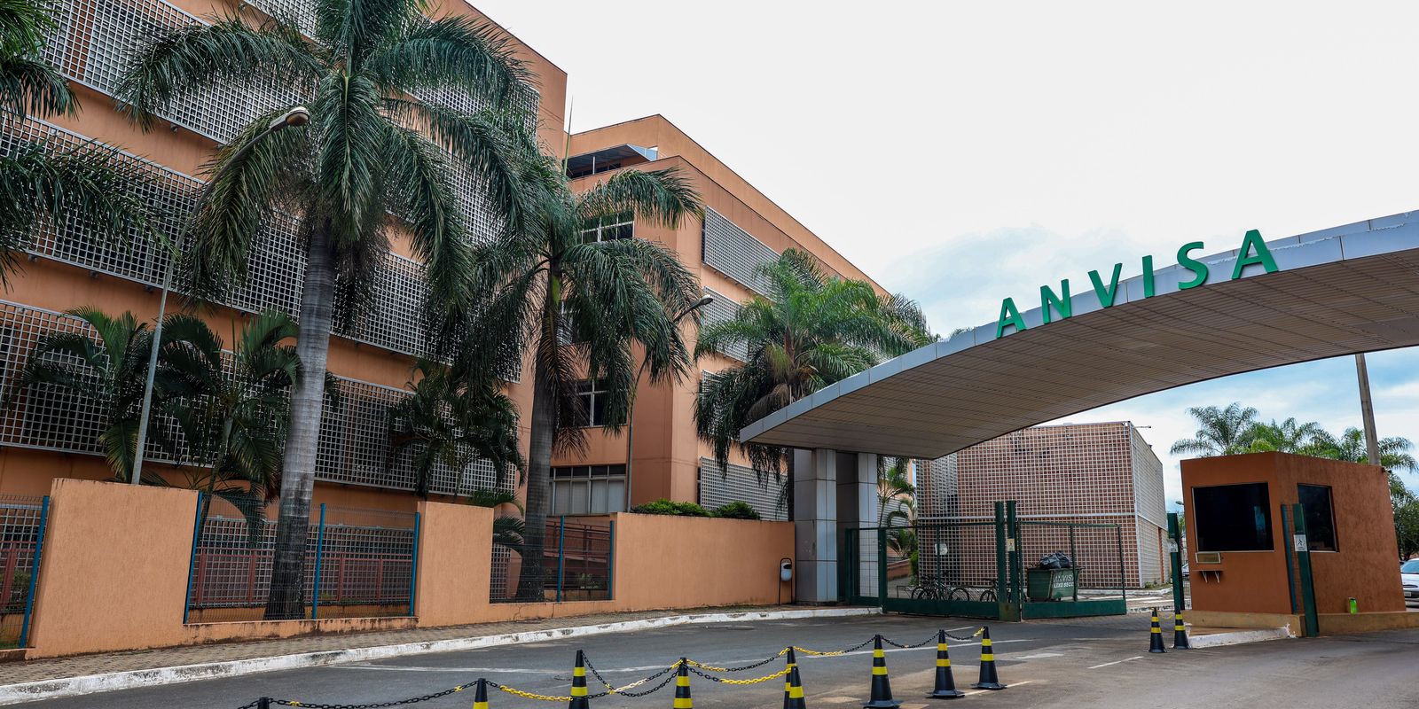 Anvisa manda apreender lote falsificado de remédio para câncer de mama